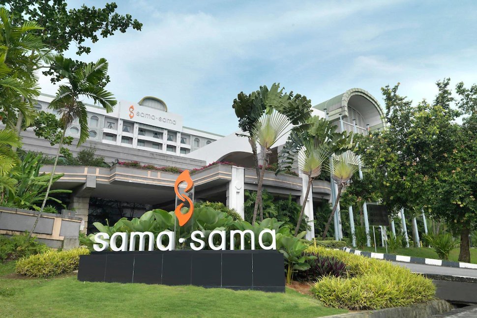 Entrance to the Sama-Sama Hotel