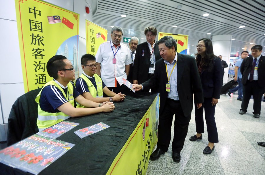 Kuala Lumpur International Airport (KLIA) and klia2 have become the first airports in Southeast Asia to have a permanent helpdesk to assist Chinese tourists.