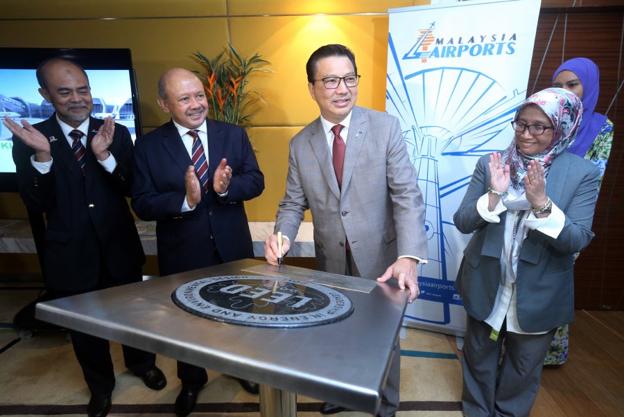 Transport Minister Datuk Seri Liow Tiong Lai signs the plaque during the the presentation of Gold Leadership in Energy and Environmental Design certification or Leeds Certificate to the Kuala Lumpur International Airport (klia2).