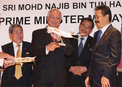 <B>Sleek and stylish: Najib receiving a model of a Malindo aircraft from Rusdi (right) while Transport Minister Datuk Seri Kong Cho Ha (second from right) and Ahmad look on.