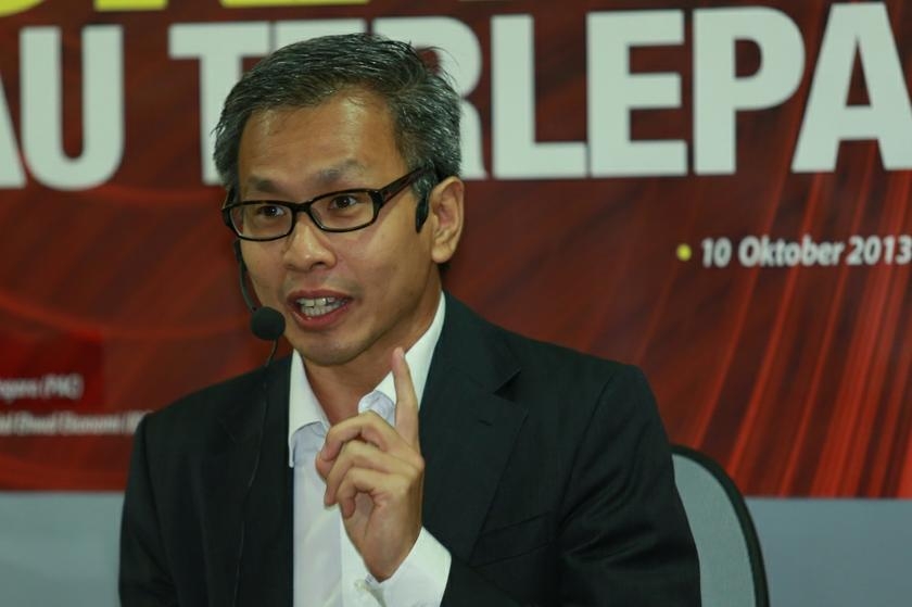 DAP lawmaker Tony Pua said instead of merely offering his verbal endorsement of the panel? recommendation that the audit be carried out, the transport minister should take action by penning his request to the AG. ?Picture by Saw Siow Feng