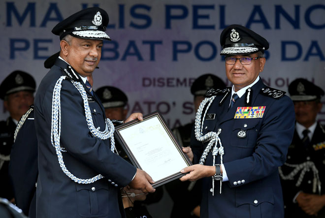 Fuzi (right) presents a certificate to Zulkifli at the launching of the KLIA IPD.