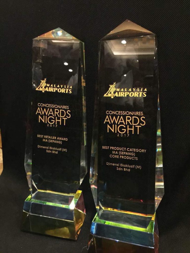 The two big awards won by Dimensi Eksklusif on the night, recognition of the company’s long-term partnership with Malaysia Airports