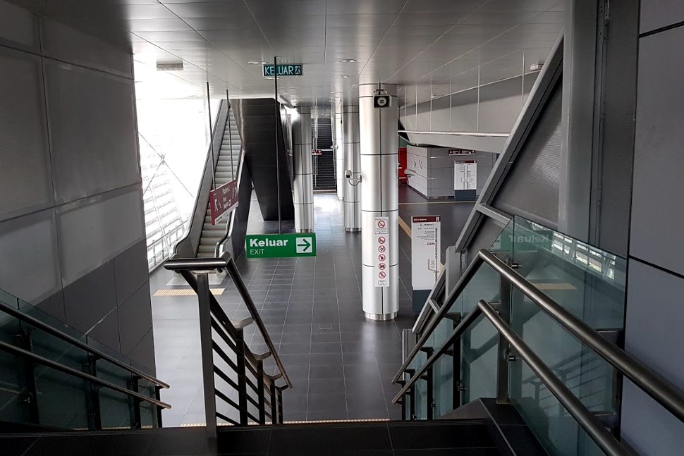 Escalator and staircase access to boarding level