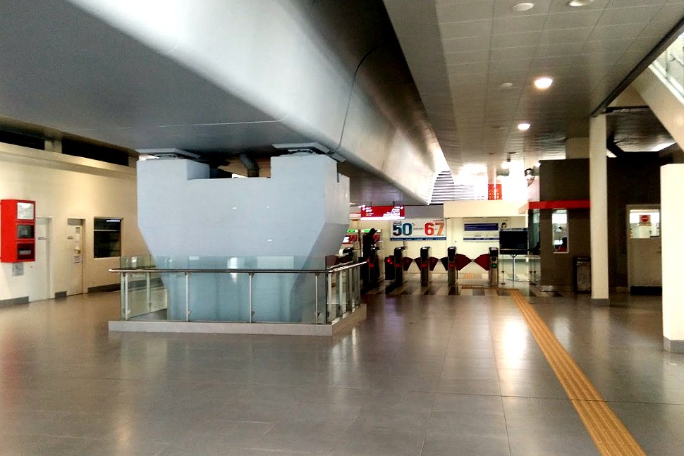Concourse level at the station