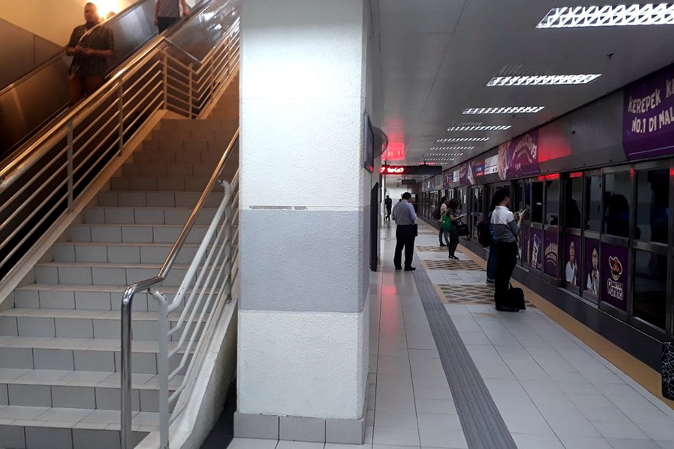 Access to boarding level at LRT Station