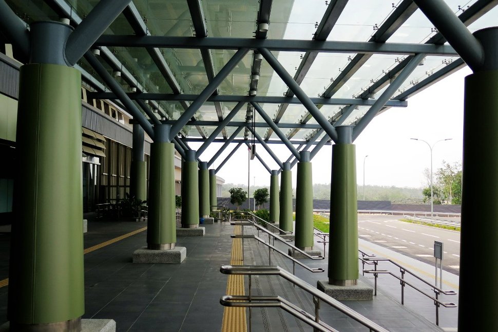 The entrance A that leads to the station access road and the park and ride facility