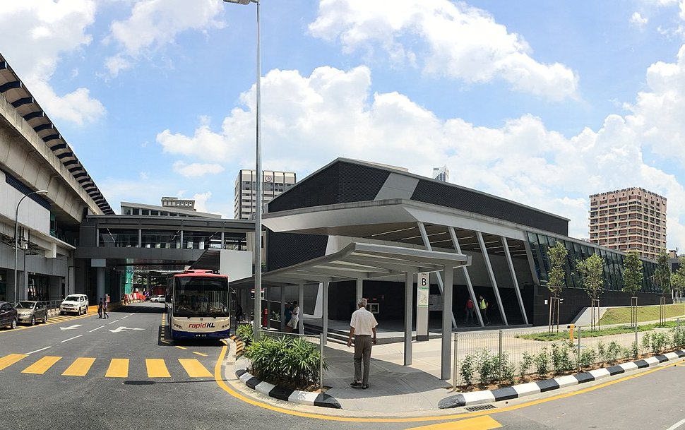 Pasar Seni LRT Station on the left, entrance to the Pasar Seni MRT station in the middle