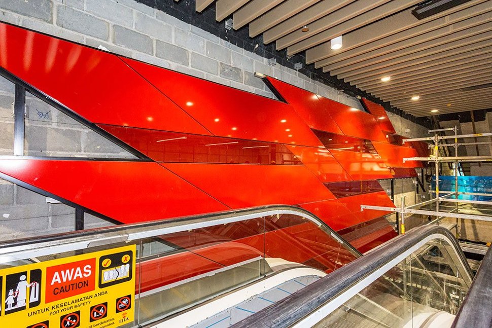 Final interior works to the walls of the Bukit Bintang MRT Station that depicts the 'Dynamic' theme. (Apr 2017)
