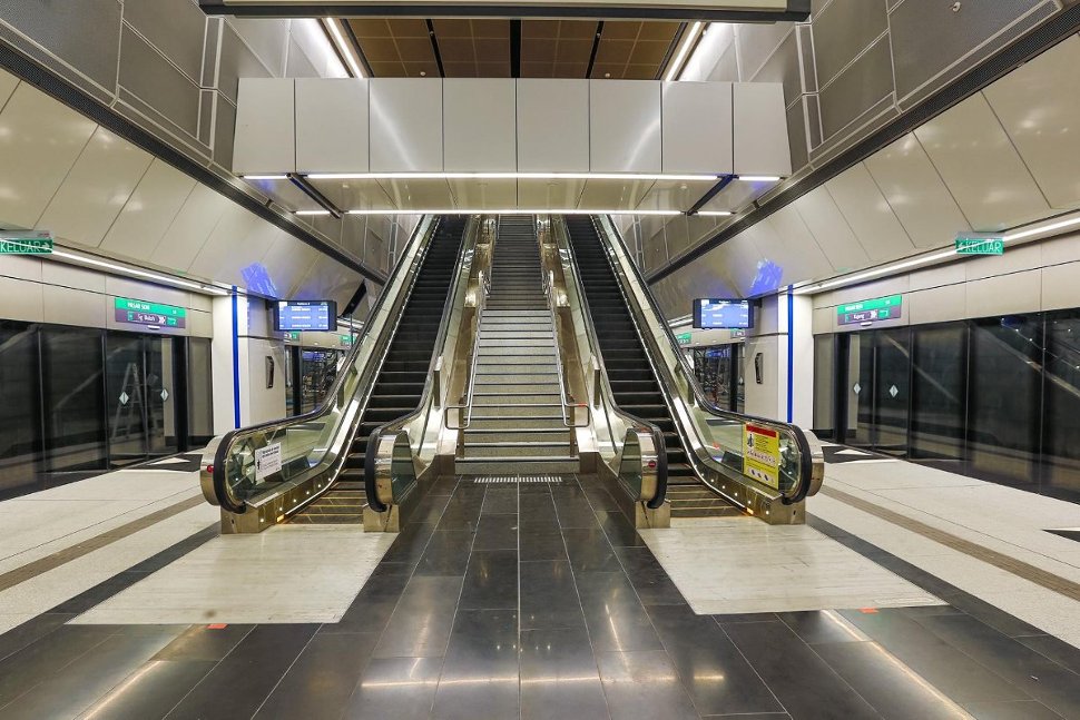 Staircase and escalator access to the train boarding platforms (Jul 2017)