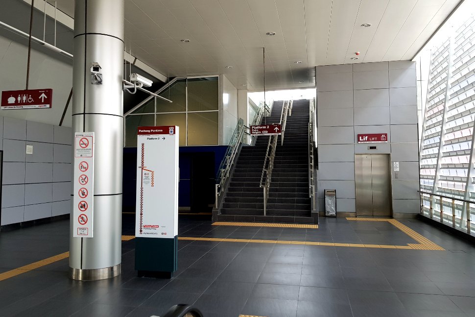 Staircase access to boarding platform