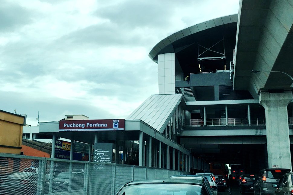 Entrance to Puchong Perdana LRT station