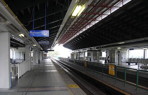 LRT boarding level at Abdullah Hukum station