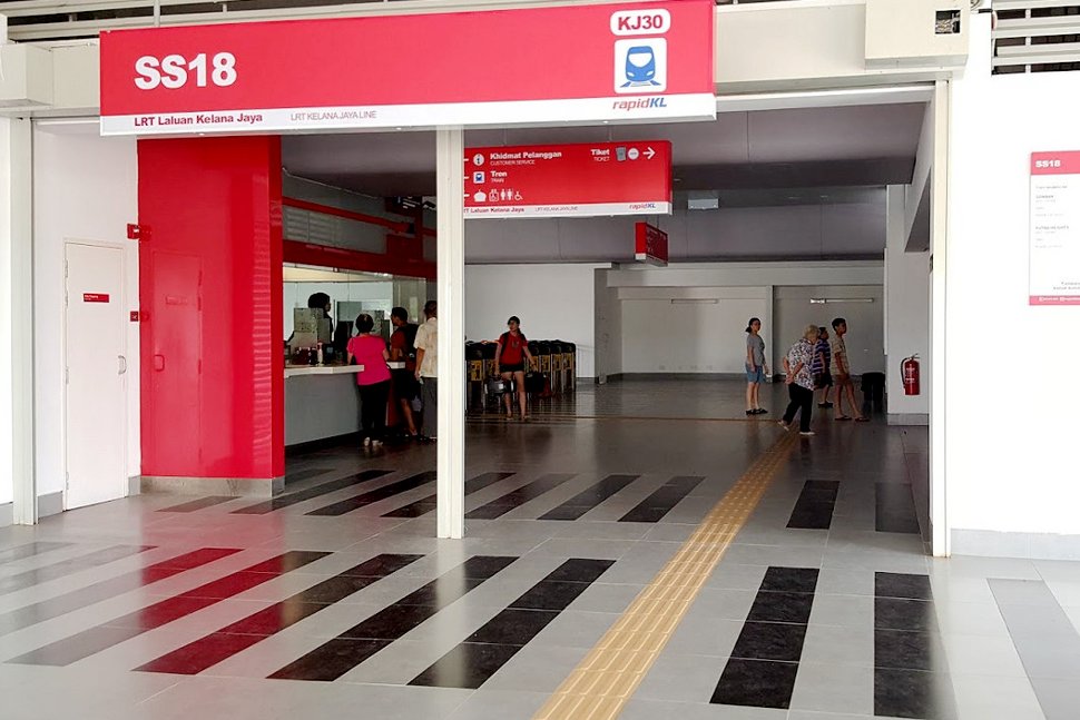 Concourse level at SS 18 LRT station