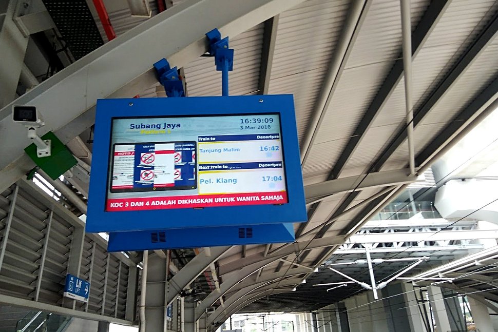 Train status monitor at boarding platform