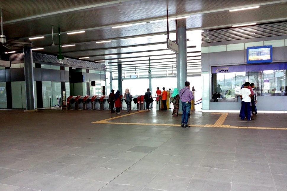 Ticket counter and the faregates at common concourse