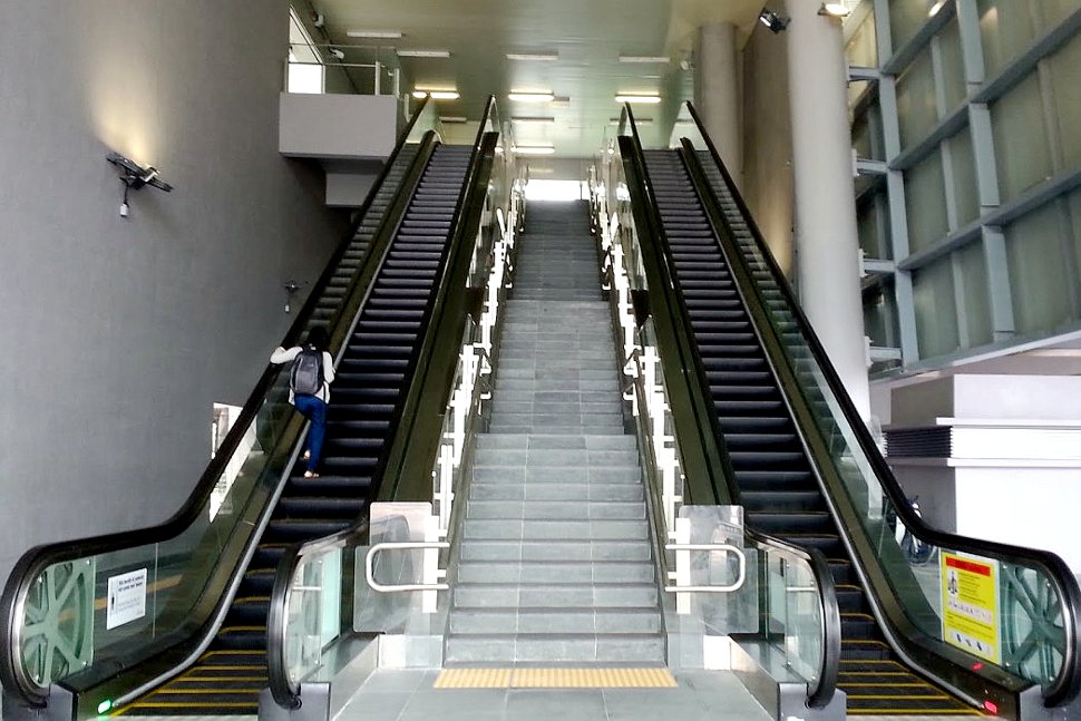 Escalators to the concourse level