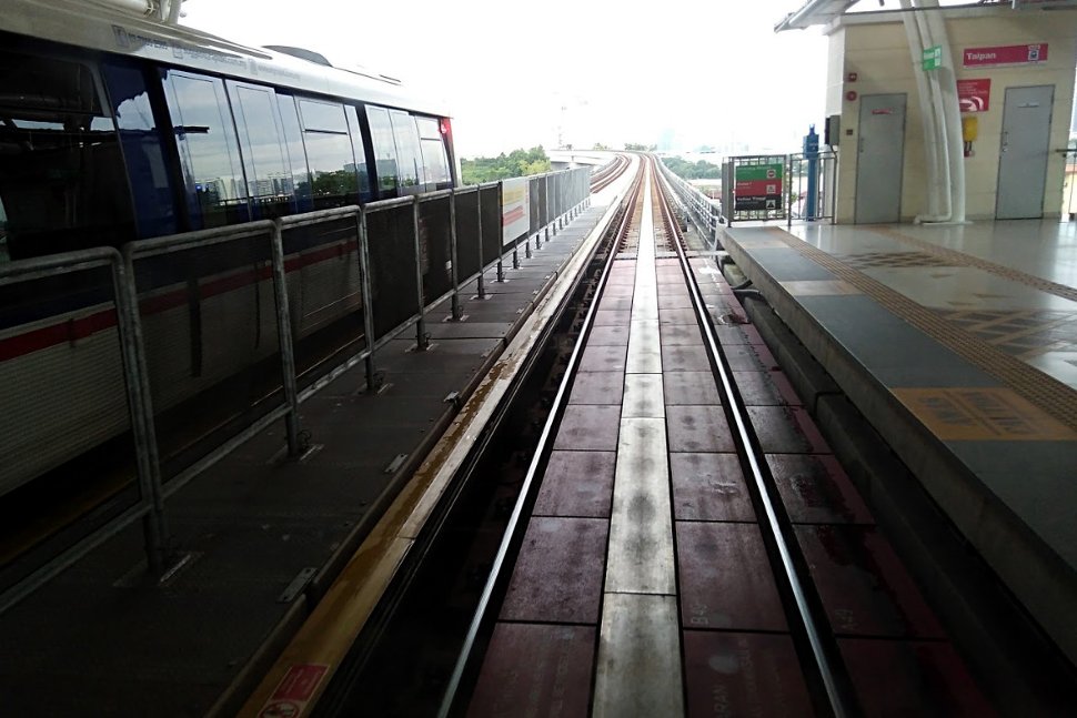 Boarding level at Taipan LRT station