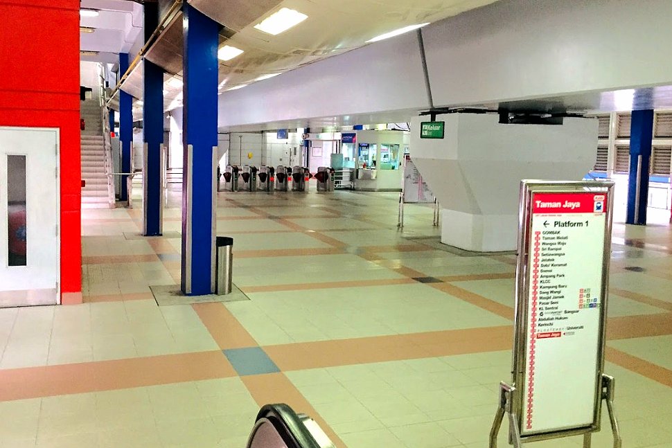 Concourse level at Taman Jaya LRT station