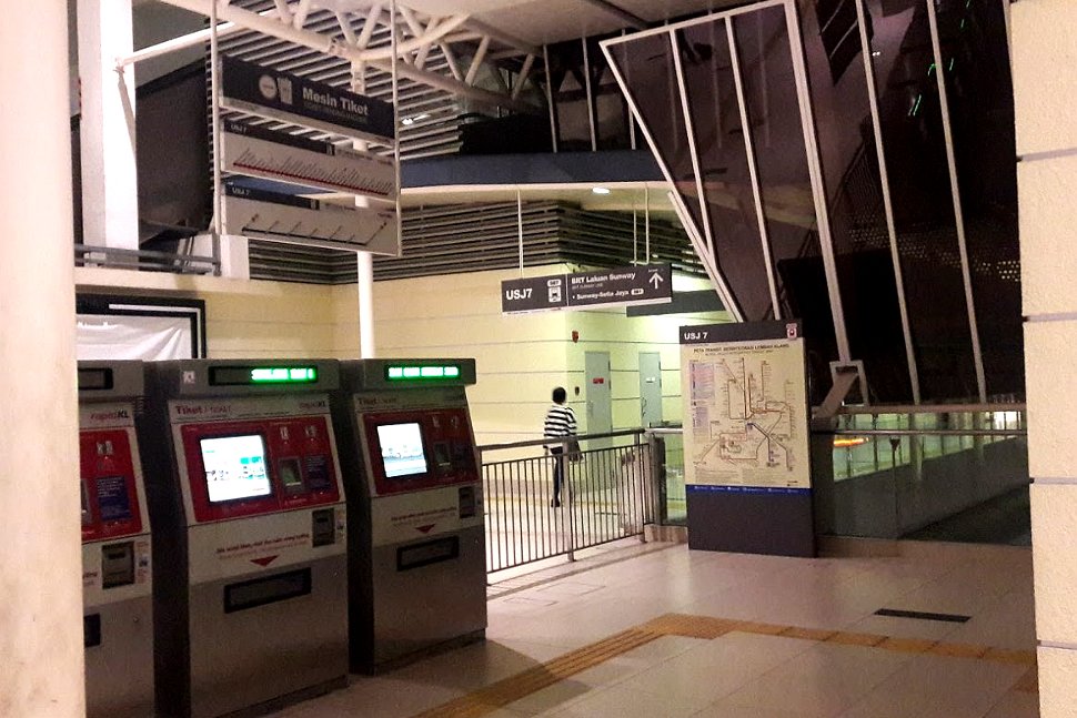 Concourse level at USJ 7 LRT station