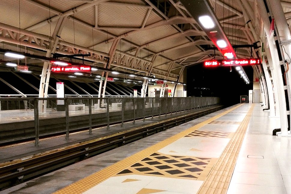 Boarding level at Wawasan LRT station