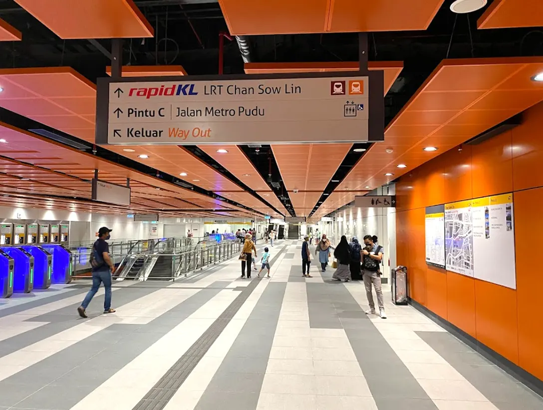 Concourse level at Chan Sow Lin MRT station