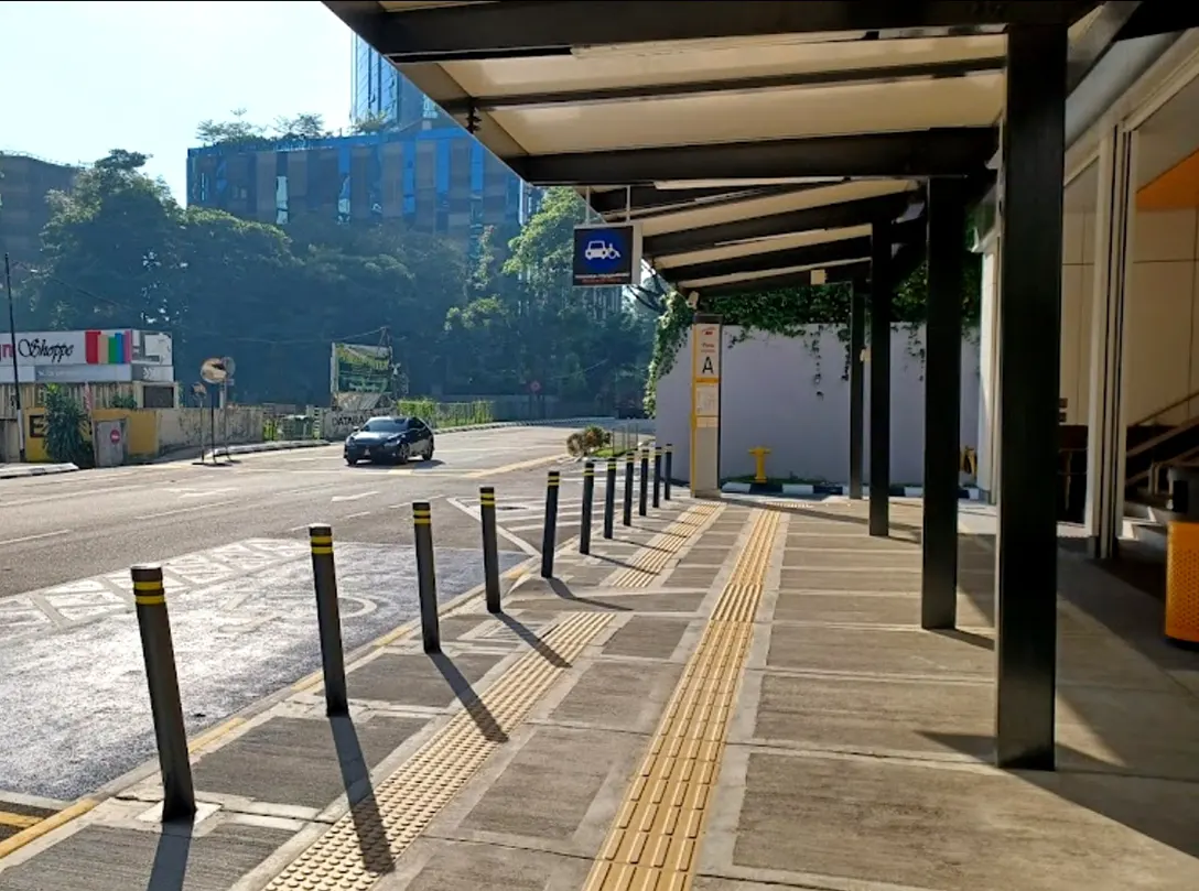Entrance to the Conlay MRT station
