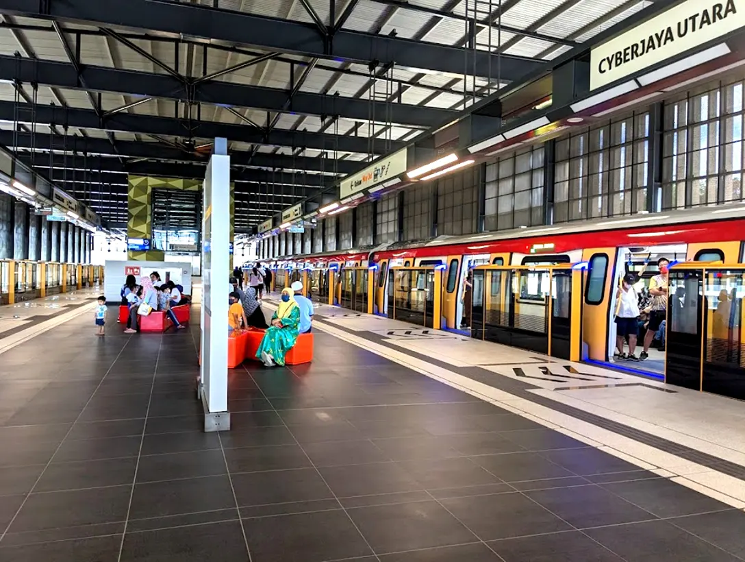 Boarding platforms at Cyberjaya Utara MRT station