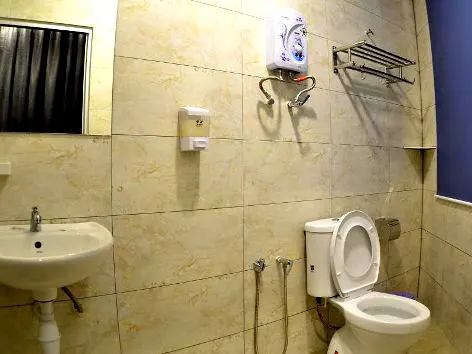 En suite bathroom, EV World Hotel Kota Warisan