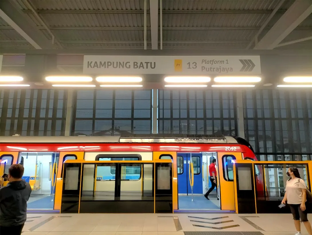 Boarding platforms at Kampung Batu MRT station