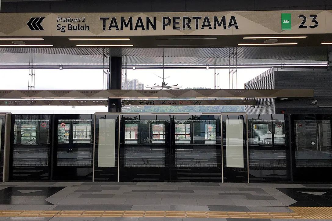 Boarding platform at the Taman Pertama MRT station
