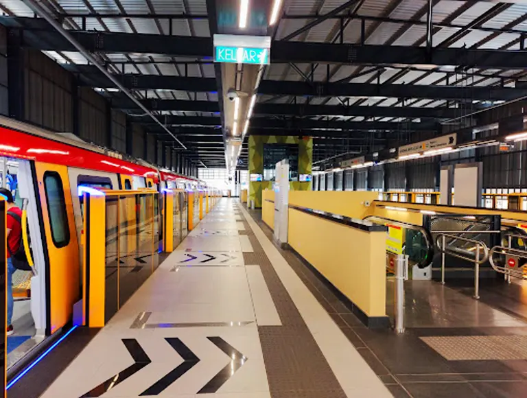 Boarding platforms at Serdang Raya Selatan MRT station