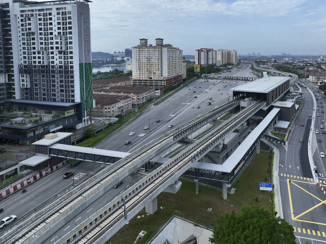The pedestrian overhead bridge crossing KL-Seremban Highway towards the Serdang Raya Utara MRT Station Entrance B, May 2022
