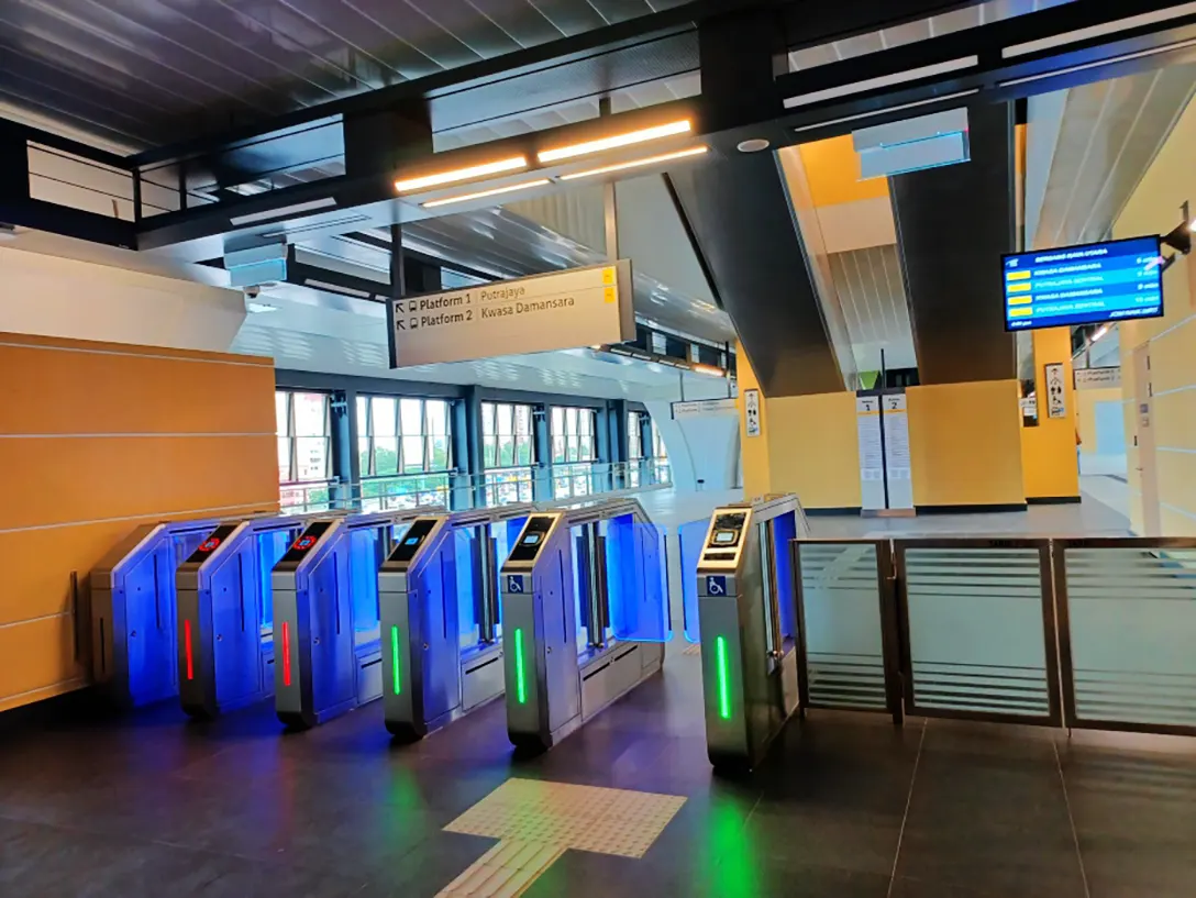 Ticket vending machines and faregates at the Concourse level