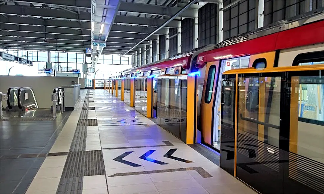 Boarding platforms at the Sr Delima MRT station