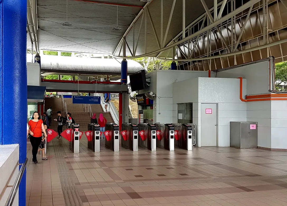 Concourse level at Sri Petaling LRT station