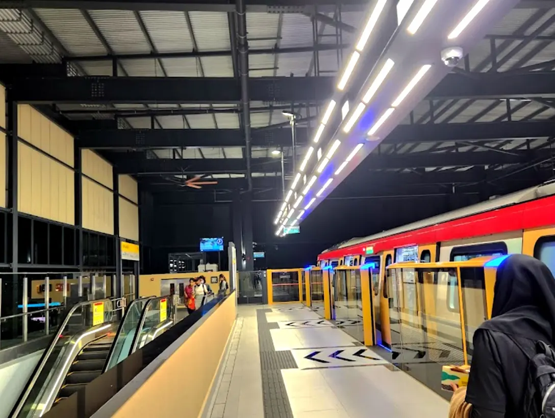 Boarding level at Sungai Besi MRT station
