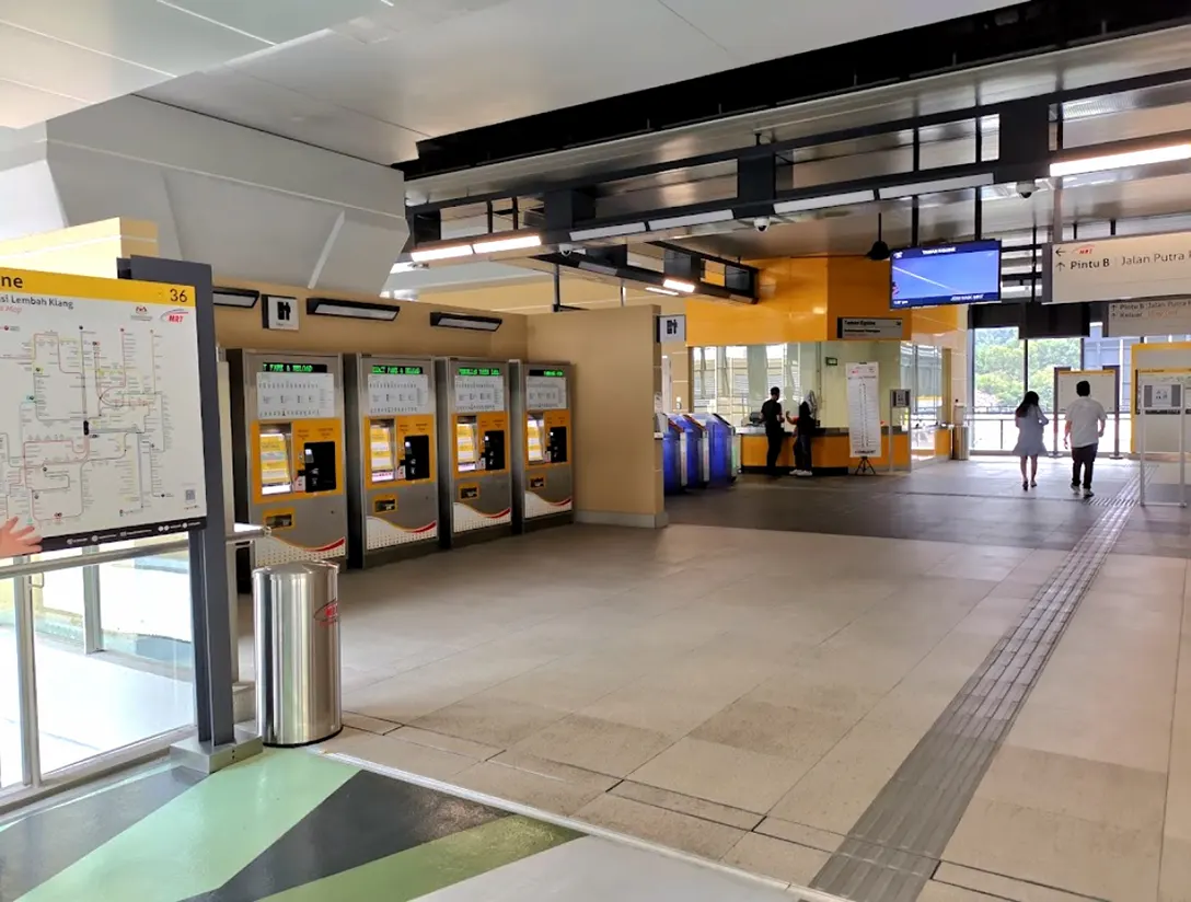 Ticket vending machines and Customer Service office at the Concourse level