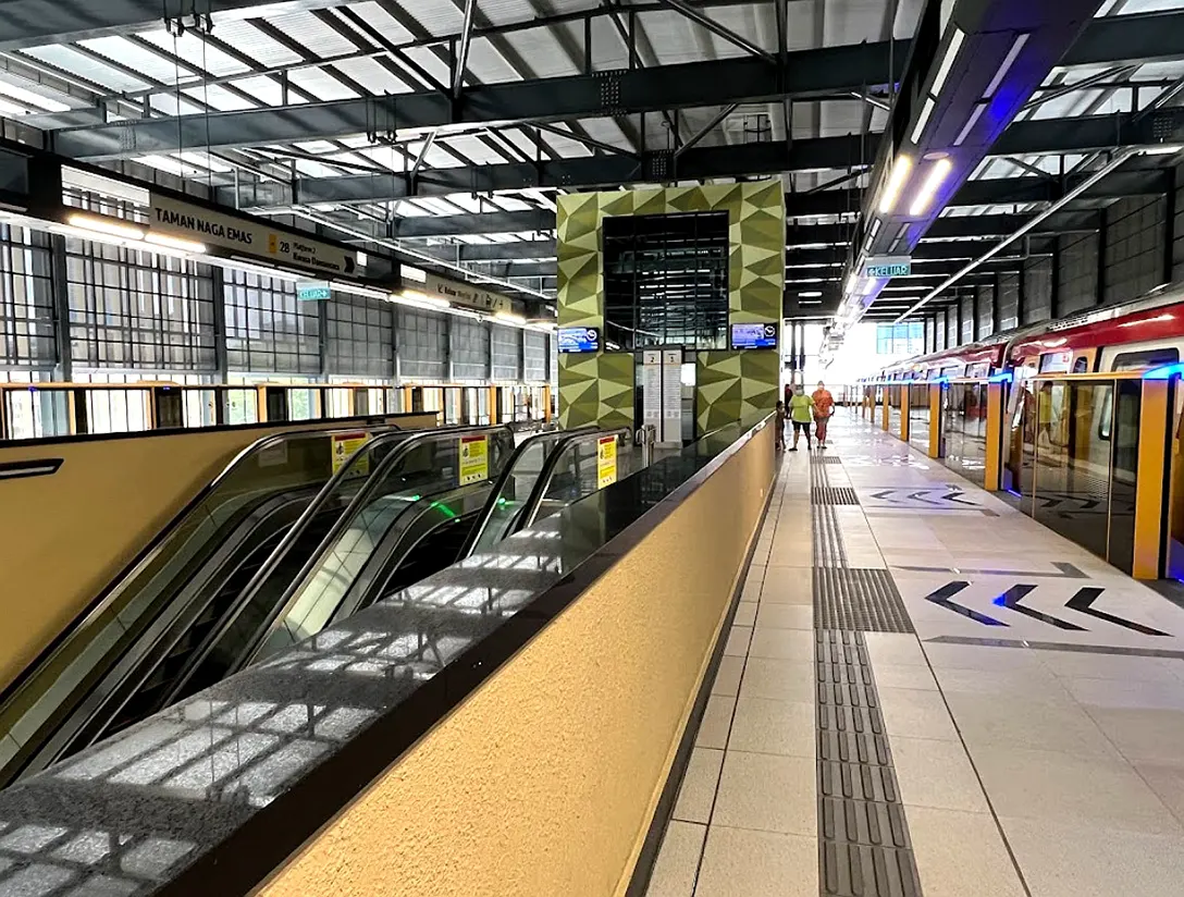 Boarding platform at Taman Naga Emas MRT station