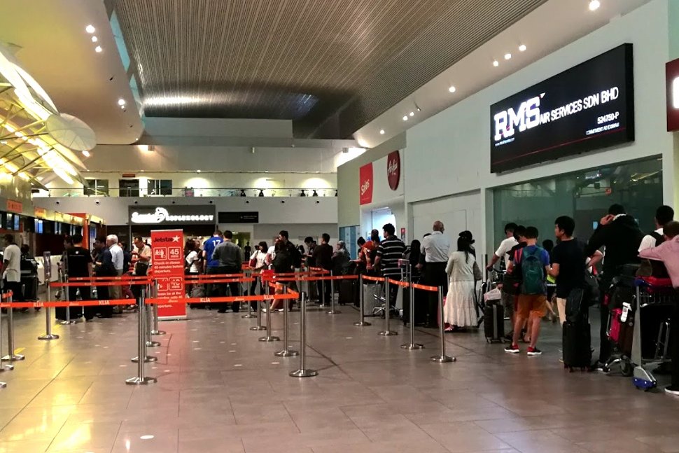 Long queue for checking-in passengers