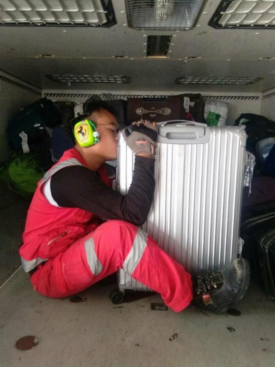 AirAsia personnel literally kiss luggage following baggage handling fiasco