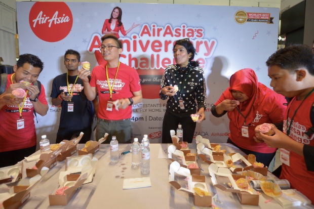 AirAsia Anniversary Challenge participants are challenged to eat cup cakes in celebration of the 14th Anniversary of AirAsia at Kuala Lumpur International Airport 2 (klia2) in Sepang, Jan 9, 2016. Bernama