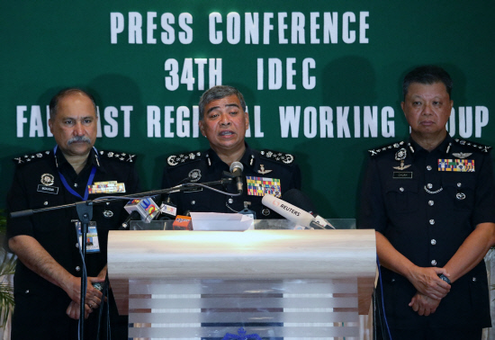 IGP Tan Sri Khalid Abu Bakar giving a press conference accompanied by Federal Narcotics director Datuk Seri Mokhtar Shariff (L) and Penang police chief Datuk Chuah Ghee Lye. - Sunpix by Masry Che Ani