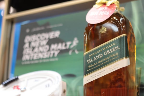 exclusive-for-travelers-johnnie-walker-island-green-is-now-available-in-klia-and-klia2