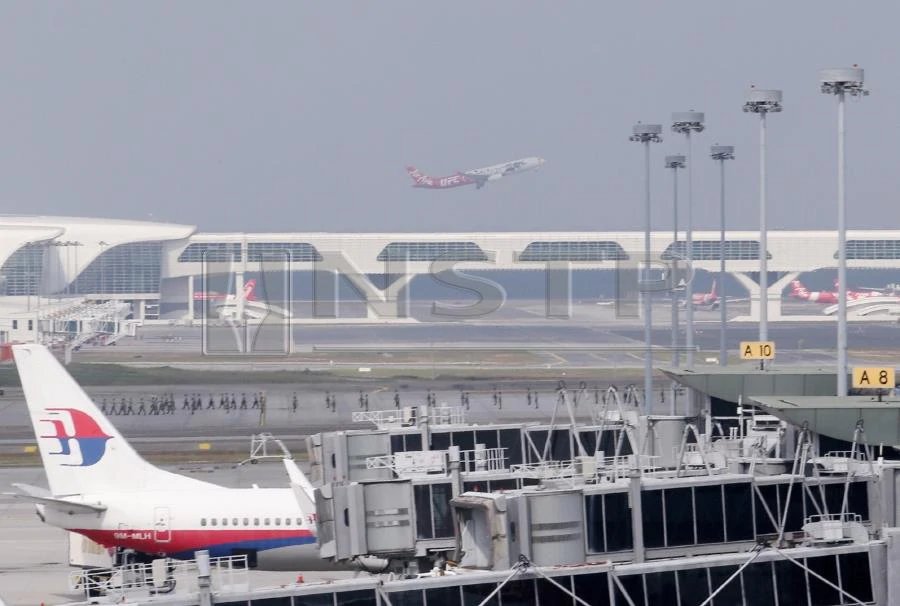 Local and foreign passengers are only allowed to be at the departure gate areas of the Kuala Lumpur International Airport (KLIA) and klia2 for a period of 72 hours. (NSTP Archive)