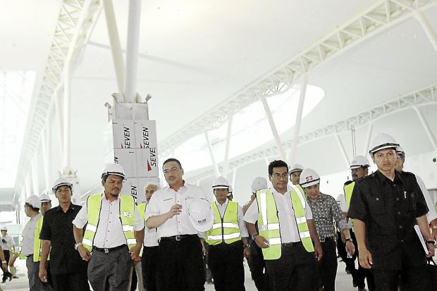 Hishammuddin, accompanied by  MAHB officials, visiting the klia2 in Sepang.