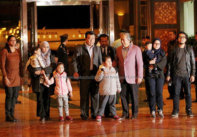 Anifah Aman (third right) welcomes Malaysians coming from North Korea at KLIA.