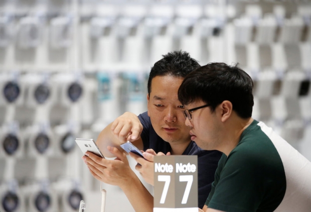 Visitors try out Samsung Electronics?Galaxy Note 7 at the company? headquarters in Seoul October 5, 2016. ?Reuters pic