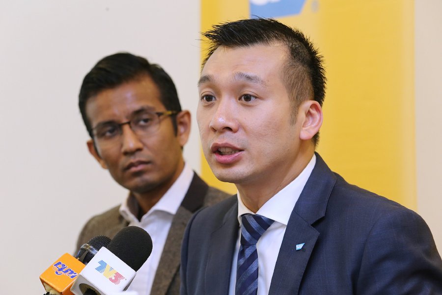 Malaysian Airports Holdings Bhd chief strategy officer Azli Mohamed and SAP Malaysia managing director Terrence Yong spoke on digitalising airport operations in the country. NST photo by KHAIRULL AZRY BIDIN
