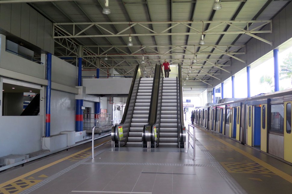 Escalators from concourse level to boarding platform